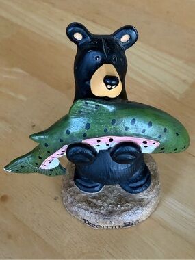 Big Sky Carvers Dream Big bear with a fish. Jeff Fleming is the carver.